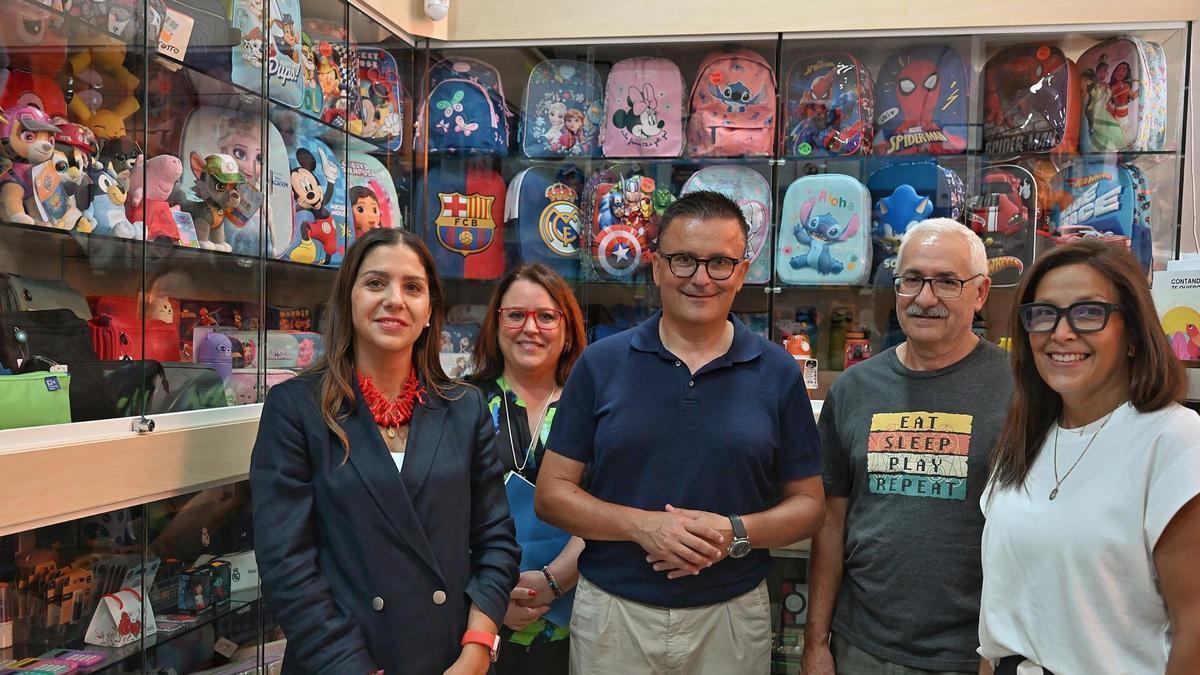 José González, durante la visita a la Librería Jemaca, en Ourense, uno de los establecimientos beneficiarios del programa