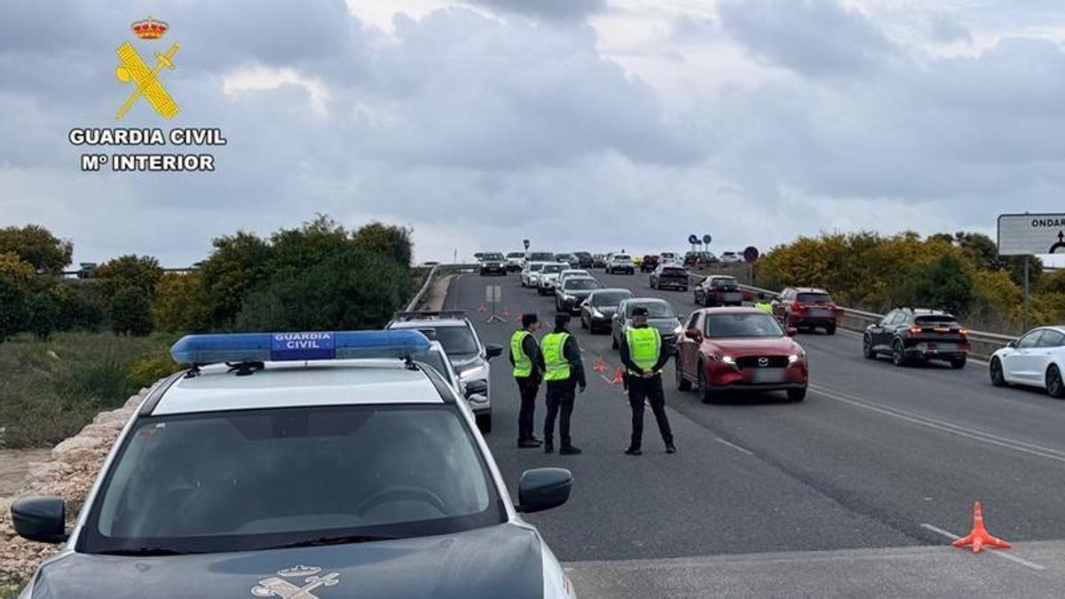 CONTROL POLICIAL | Detenidos por robar en los coches aparcados en el centro comercial de Ondara y luego utilizar las tarjetas sustraídas