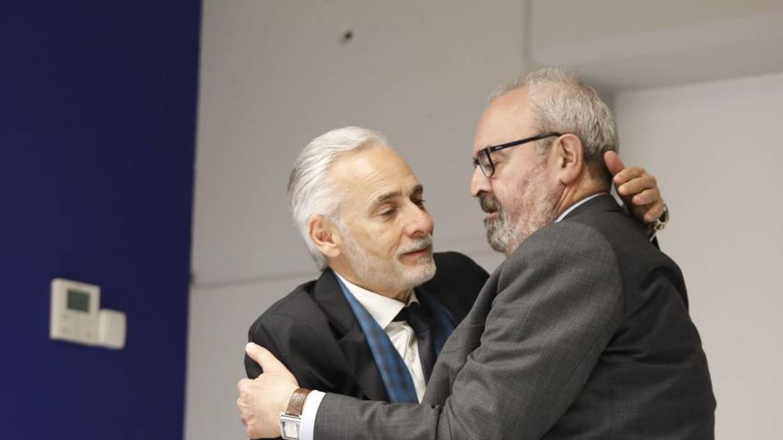 Jesús Martínez saluda a Manolo Paredes en su última visita a Oviedo. | FERNANDO RODRÍGUEZ