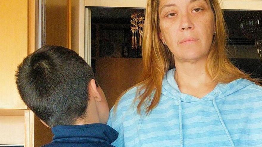 Una madre de Castellón con un hijo con cáncer y una enfermedad rara pide ayuda sin respuesta