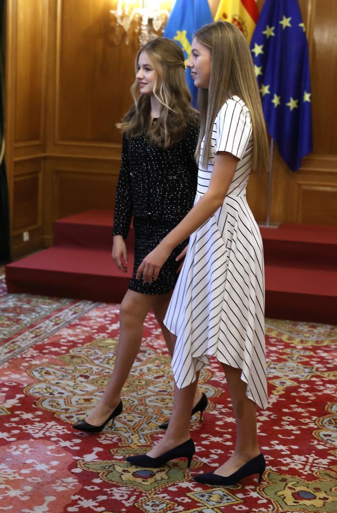 La princesa Leonor y la infanta Sofía, ambas con zapatos de tacón, en la recepción previa a los Premios Princesa de Asturias 2022