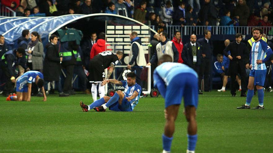 Samuel García, sentado sobre el césped de La Rosaleda tras la derrota contra el Sevilla de jornadas atrás.