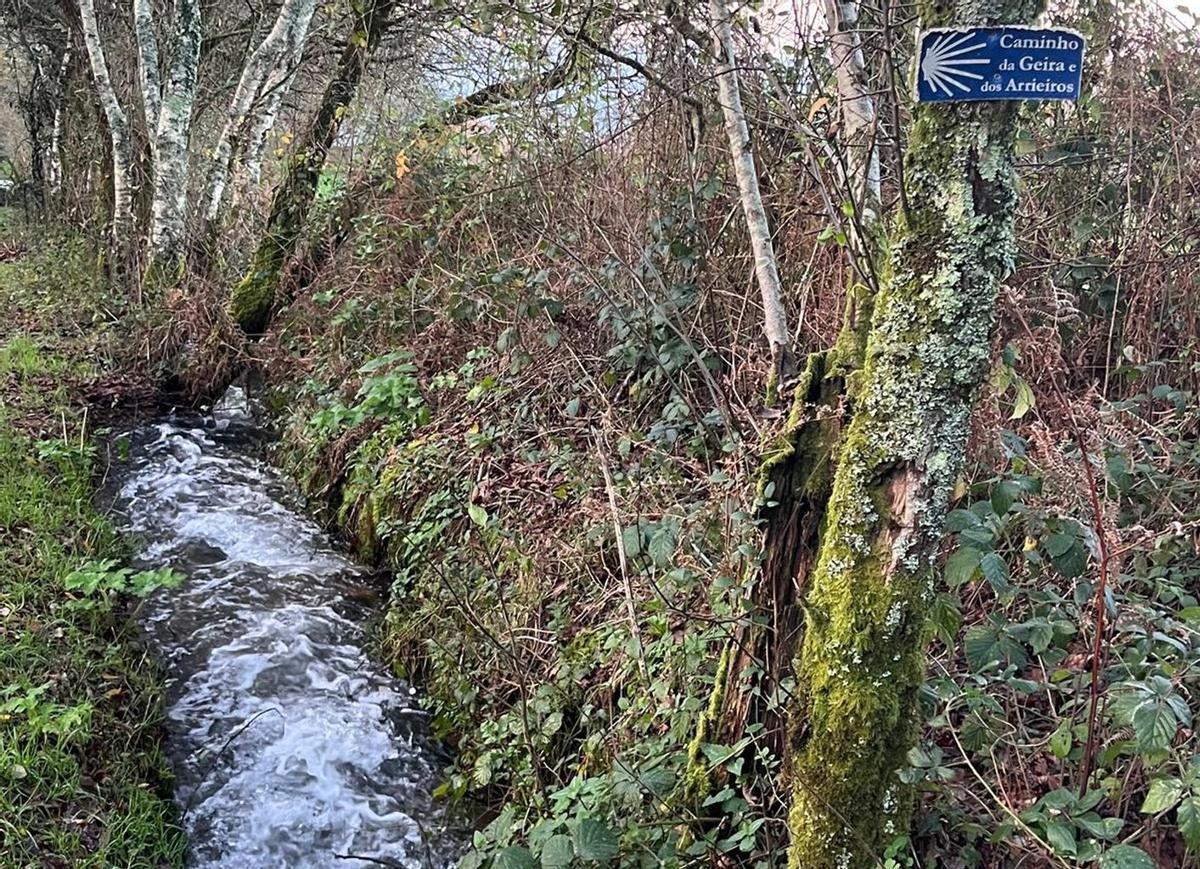 Una de las señalizaciones, en avanzado deterioro en San Pedro de Parada. |