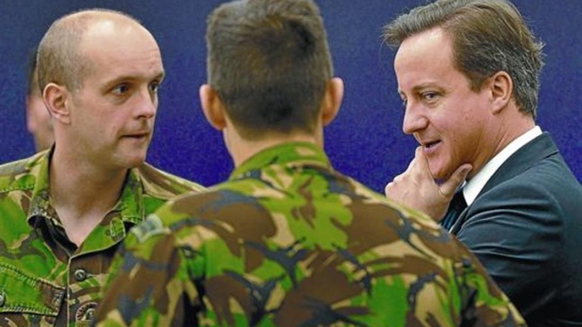 David Cameron, durante la visita de ayer a los cuarteles de operaciones de las Fuerzas Armadas en Northwood.