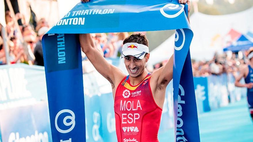 El rey felicita a Mario Mola por su tercer mundial de triatlón consecutivo