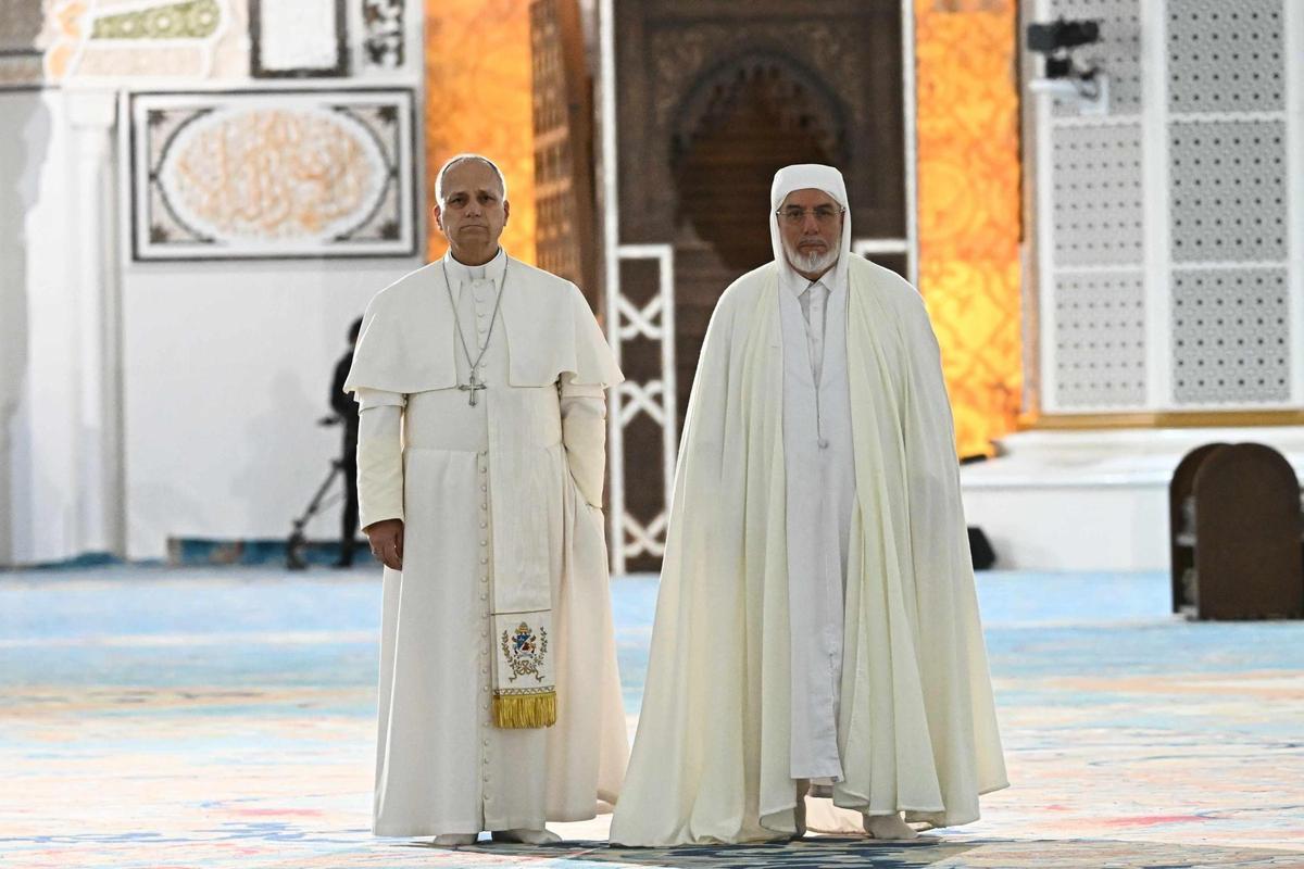 El papa visitó la Gran Mezquita de Argel y afirmó que se puede "construir un mundo de paz"