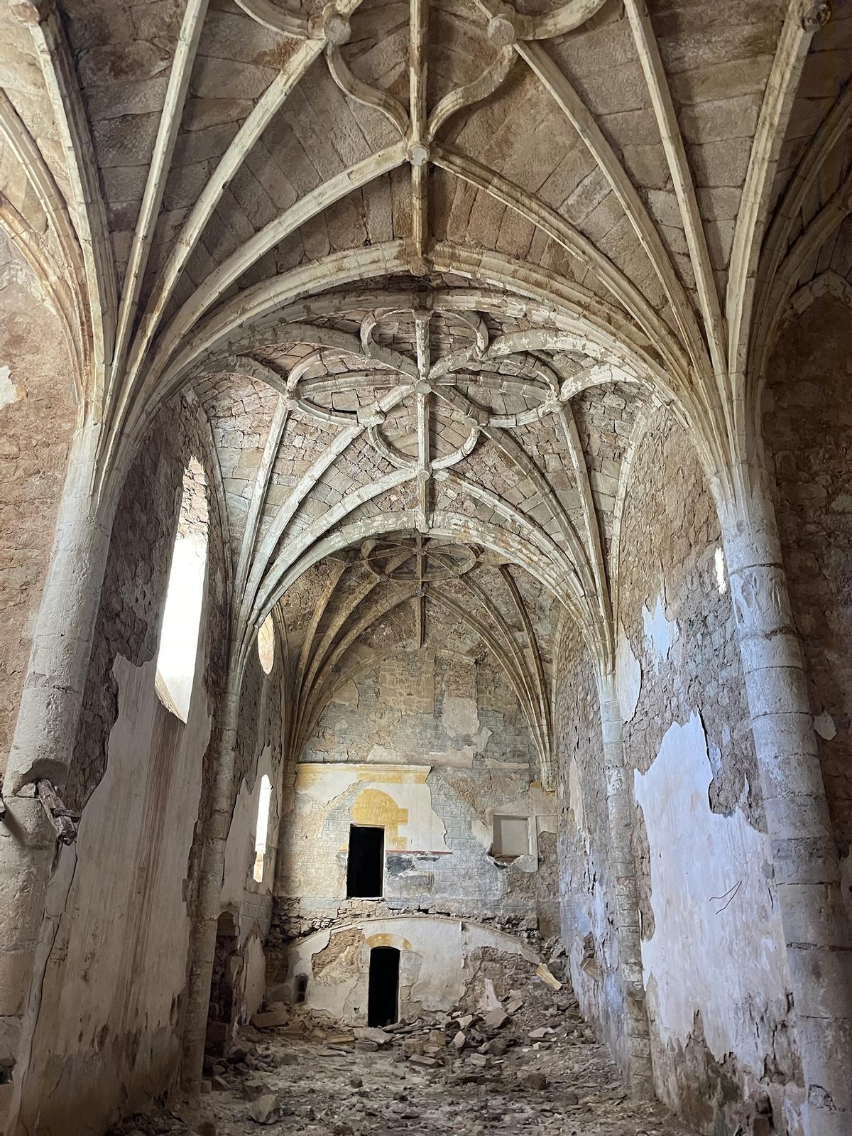 Detalle de la nave central de la iglesia abandonada en Luenzas, en Soto en Cameros.