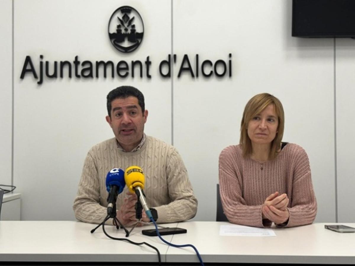 El alcalde y la concejal de Cultura durante su intervención de este martes sobre la Mostra de Teatre