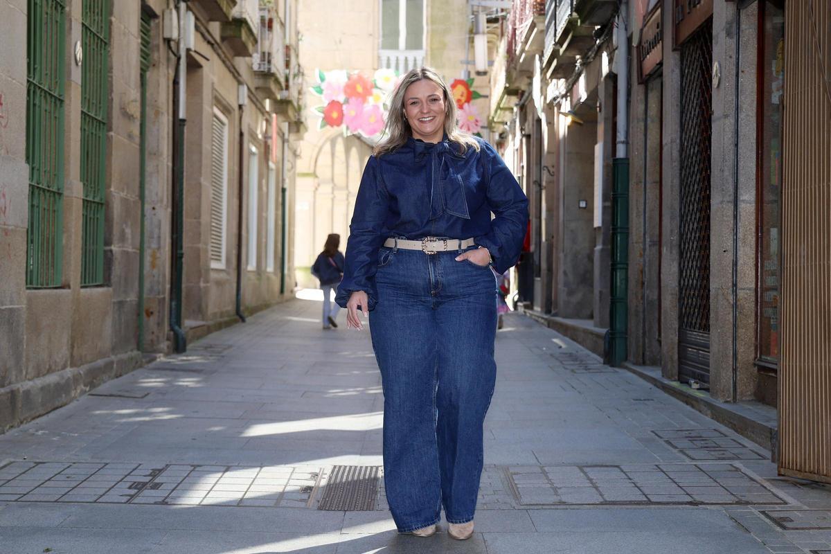 Caminando por la calle San Román, en el casco histórico de Pontevedra.