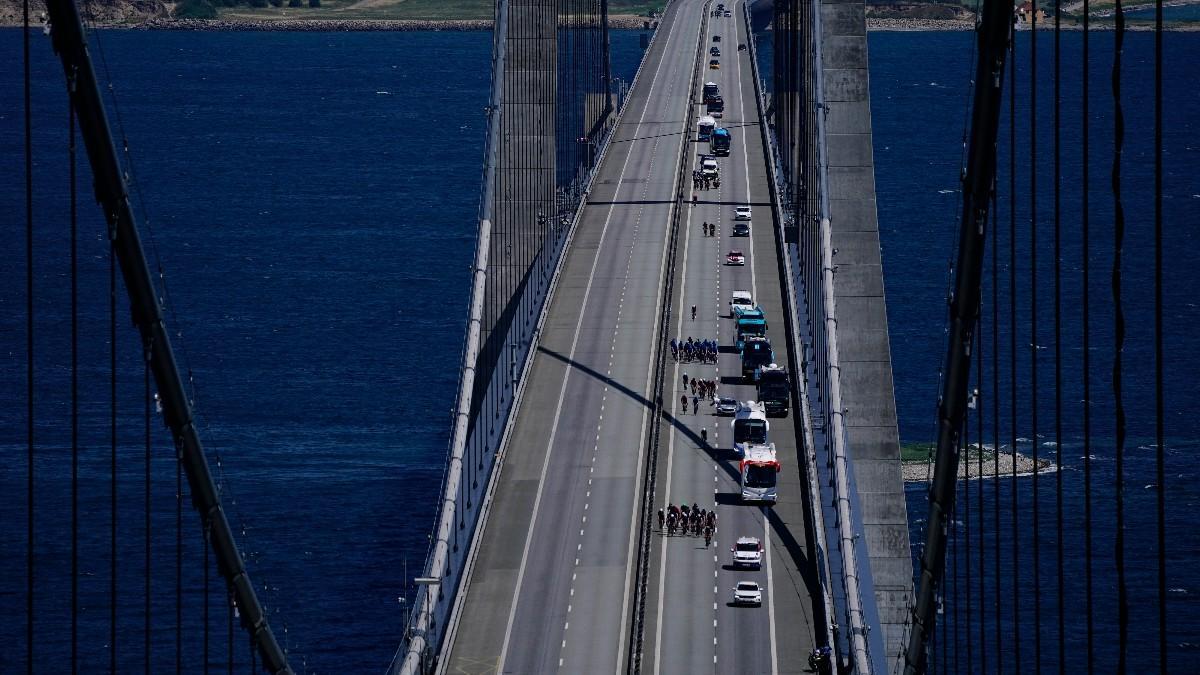 El pelotón durante su paso por el puente