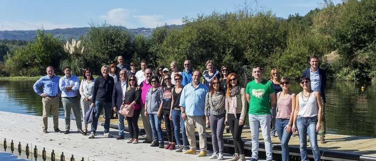 Los participantes en la cumbre de ciudades termales, ayer durante su visita al balneario de Laias. // FdV