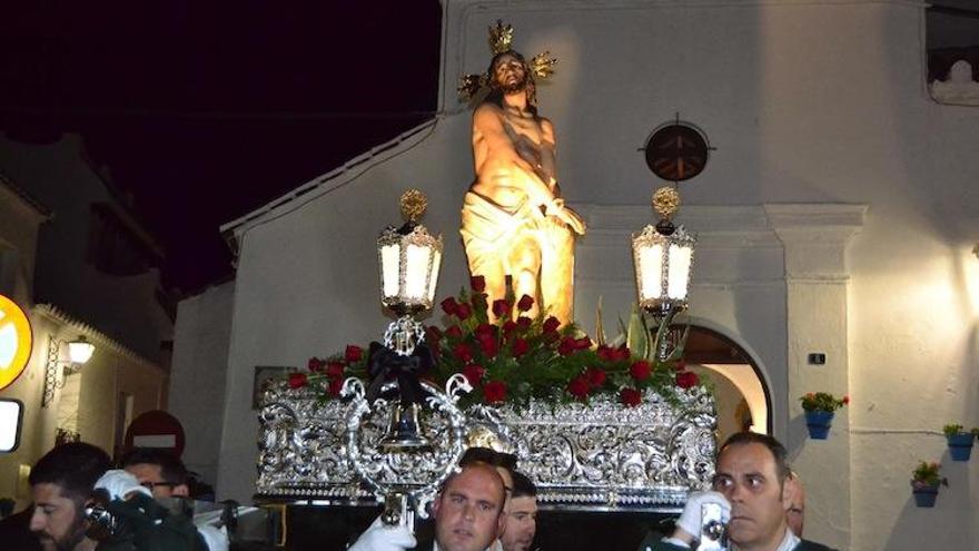 El Santísimo Cristo de la Columna, a su paso por Mijas Pueblo.