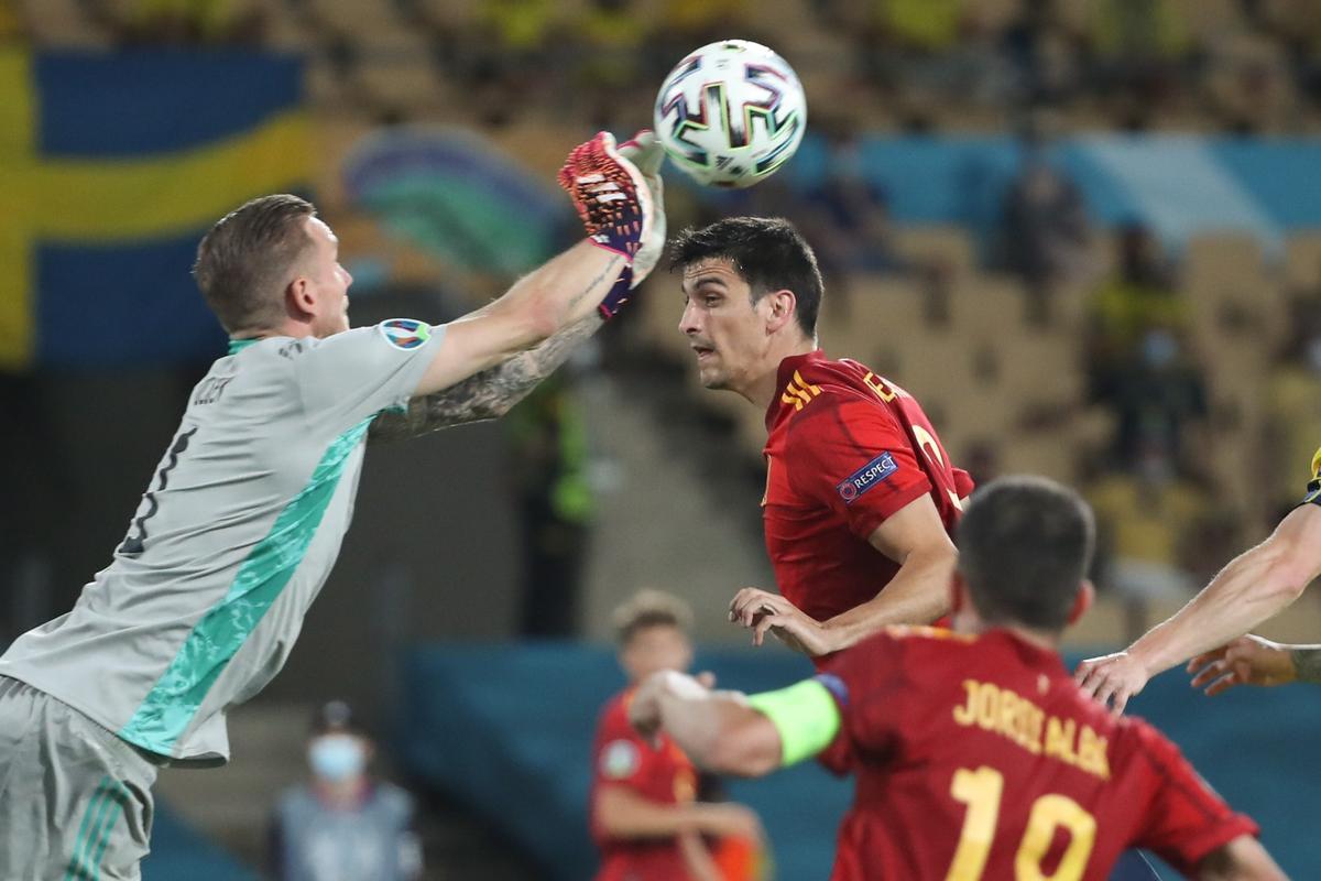 Olsen despeja un balón en la segunda mitad ante la presencia de Gerard Moreno en La Cartuja.