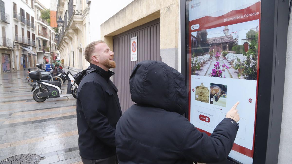Pantalla interactiva de información turística instalada en Blanco Belmonte.
