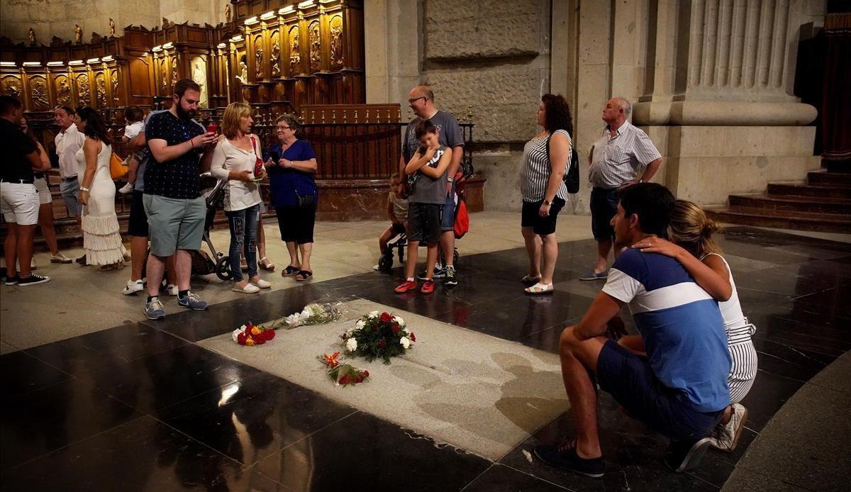 Unos turistas se fotografían ante la tumba de Franco en la basílica del Valle de los Caídos.