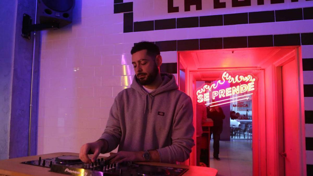 Skais, DJ residente del bar La Luisa.