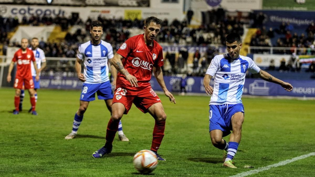 Andy Escudero intenta evitar que el balón se marche por la línea de banda.