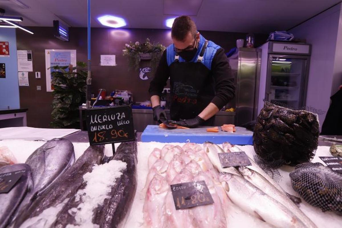 Pedro Huerta, gerente de Pescados y Mariscos Pedro, limpiando salmón ayer. | ANDREEA VORNICU