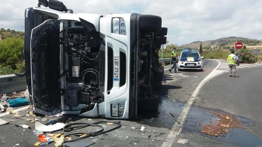 Aparatoso vuelco en Sagunt de un camión cisterna