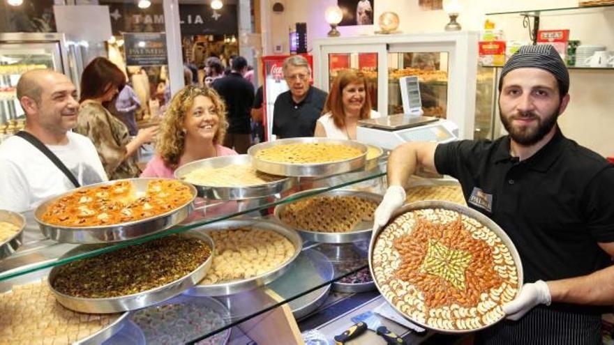 El refugiat siri Ahmad Basa ha refet la seva vida obrint una pastisseria siriana al Barri Vell.