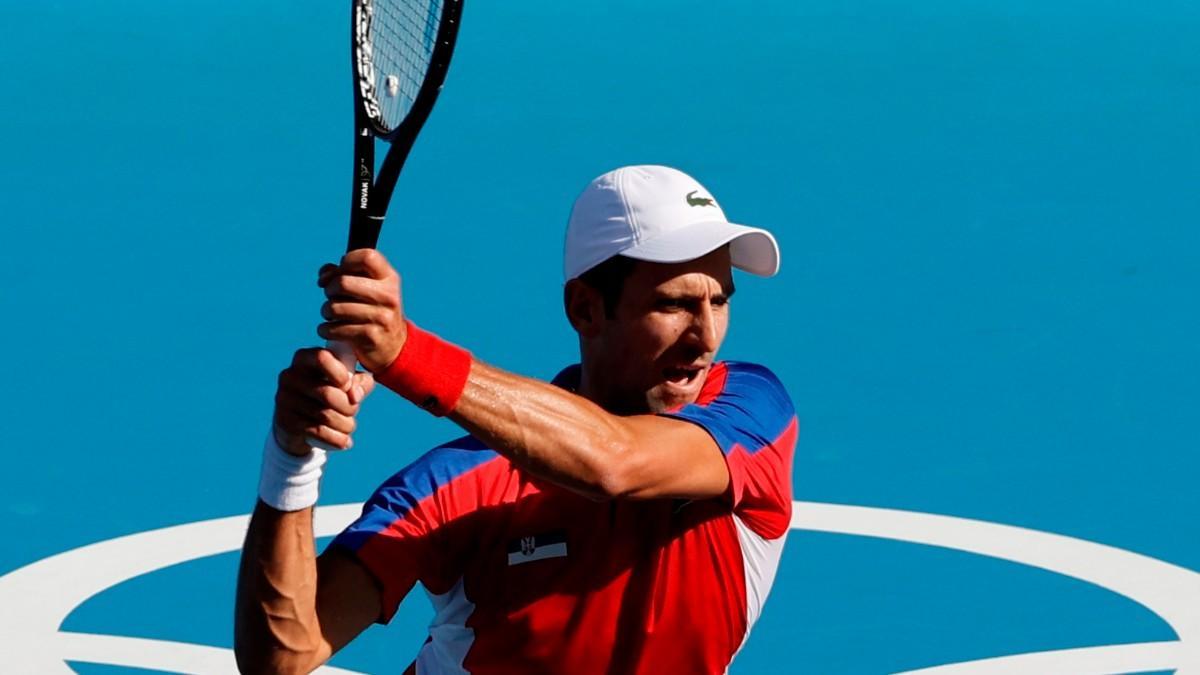 Djokovic vence sin apuros al boliviano Dellien en su debut en Tokio