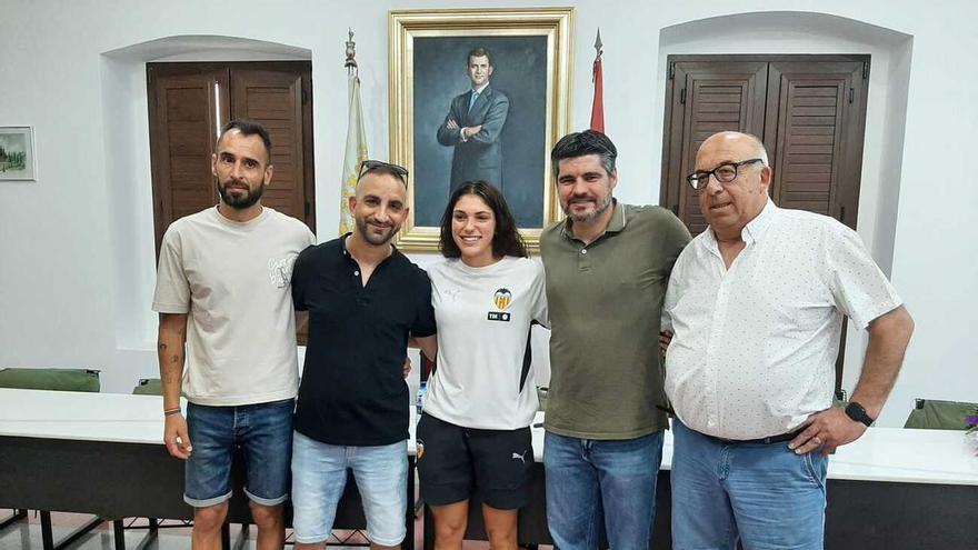 Villalonga felicita a su futbolista Marta Mascarell tras ascender a la élite nacional con el Valencia CF femenino