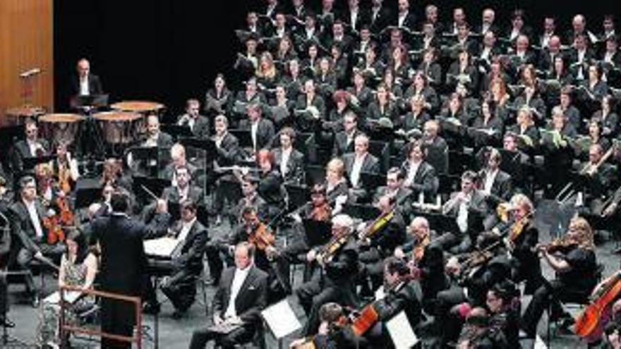 Un momento de la actuación en el teatro Jovellanos.