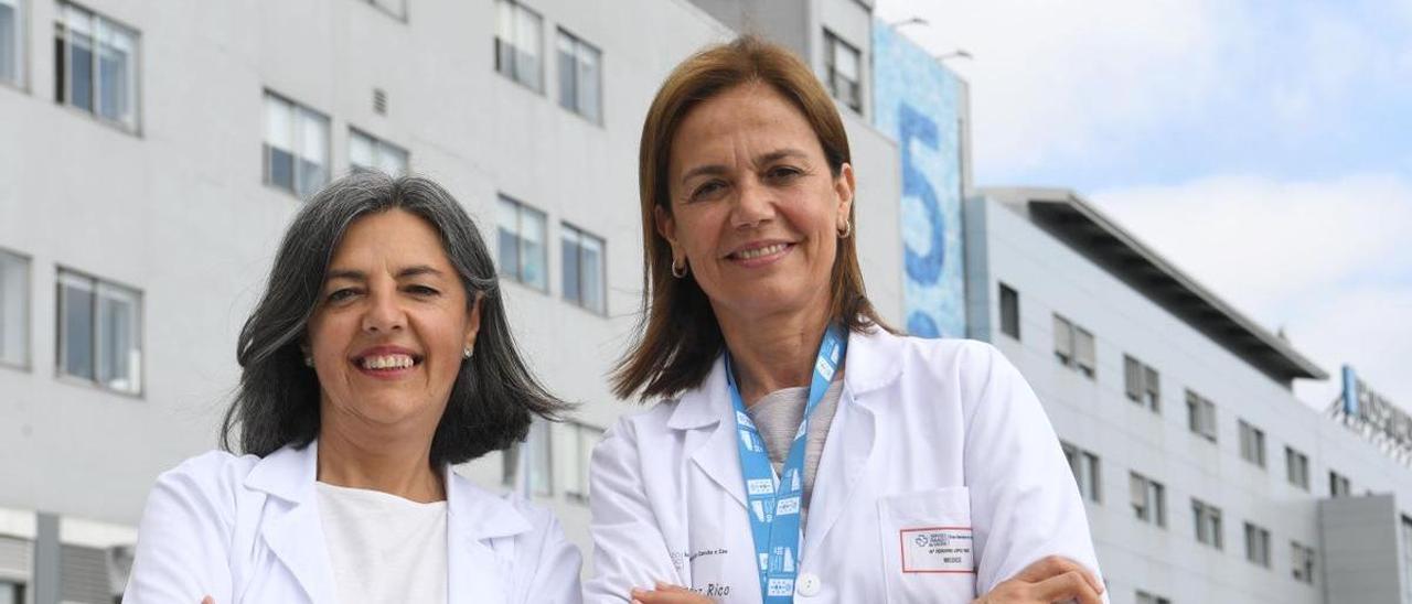 Rosario López Rico (a la derecha), junto a Nieves Domínguez, ayer, delante del Hospital Universitario de A Coruña (Chuac).