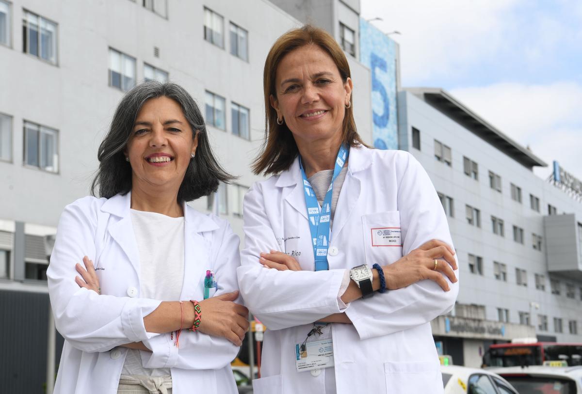 Rosario López Rico (a la derecha), junto a Nieves Domínguez, ayer, delante del Hospital Universitario de A Coruña (Chuac).