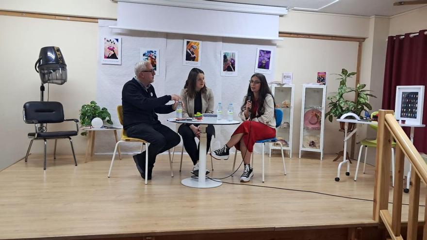 Por la izquierda, José Antonio Vega (Valnalón), Patri Fernández y Laura Valles, ayer, en el IES El Batán. | D. M.