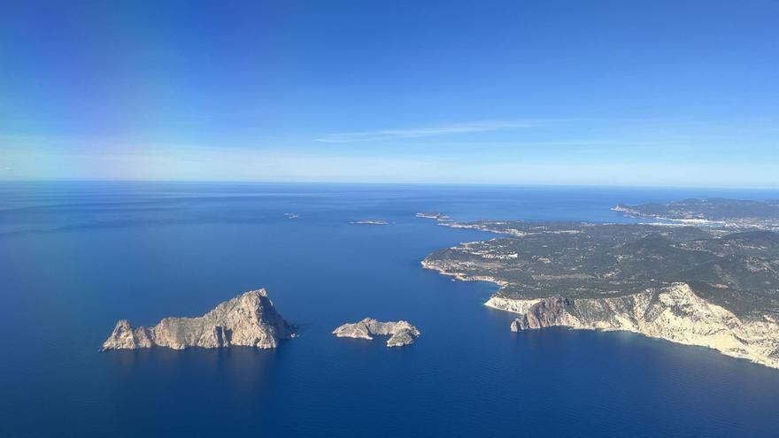 Es Vedrà y es Vedranell 
desde el aire. x.p.