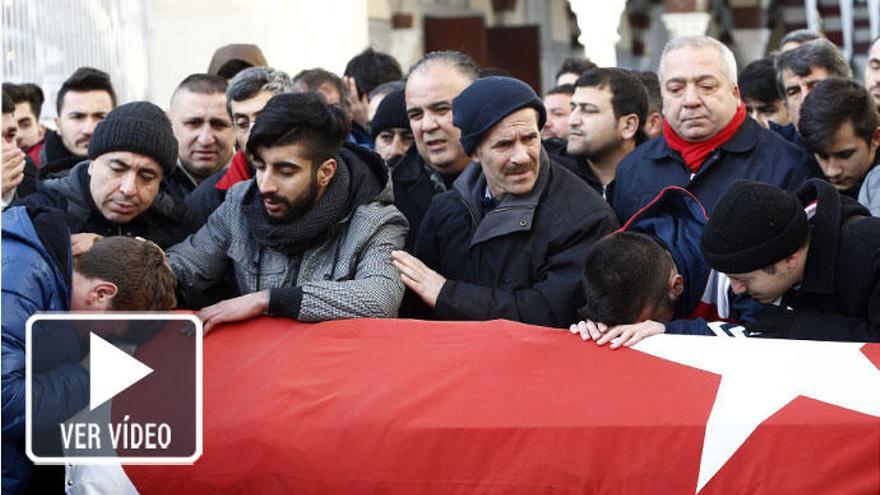 Familiares y amigos lloran a las víctimas del atentado en Estambul.