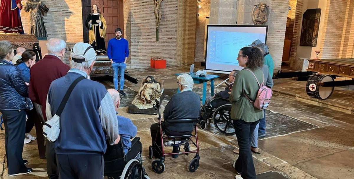 Mario González recibe a usuarios de una residencia en la iglesia del Santo Sepulcro. | Cedida