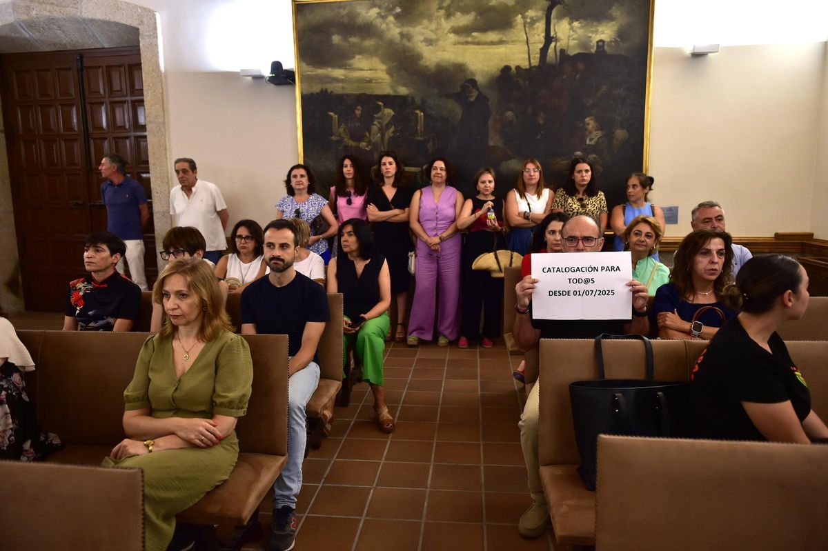Protesta de los trabajadores del Ayuntamiento de Plasencia en el pleno.