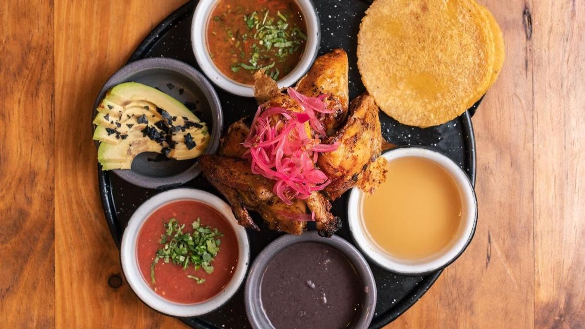 El pollo braseado rodeado de salsas caseras de Cresta Colorada.