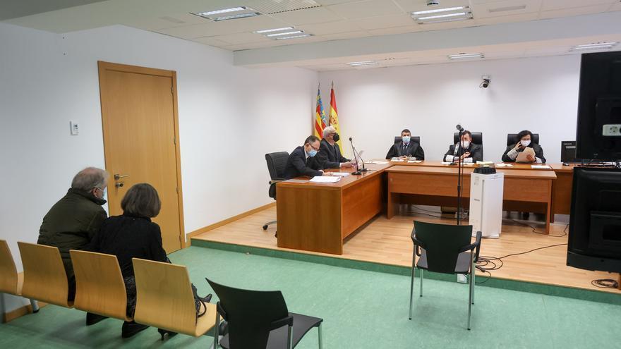 Absuelven a la abogada y al administrador acusados de estafar a vecinos de una comunidad de Alicante