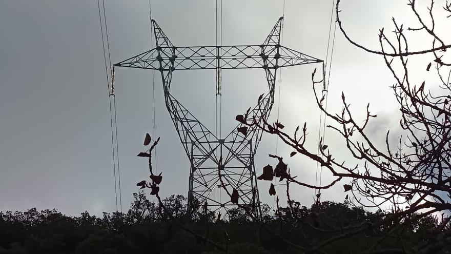 Las eléctricas presionan al límite para disparar lo que cobran por sus redes en la factura de luz