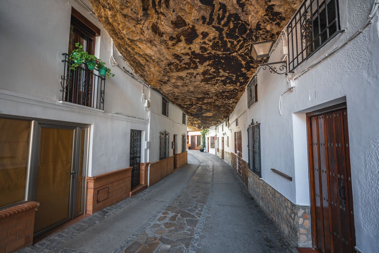 Una de las calles más pintorescas de España la encontramos en Setenil de las Bodegas, Cádiz.