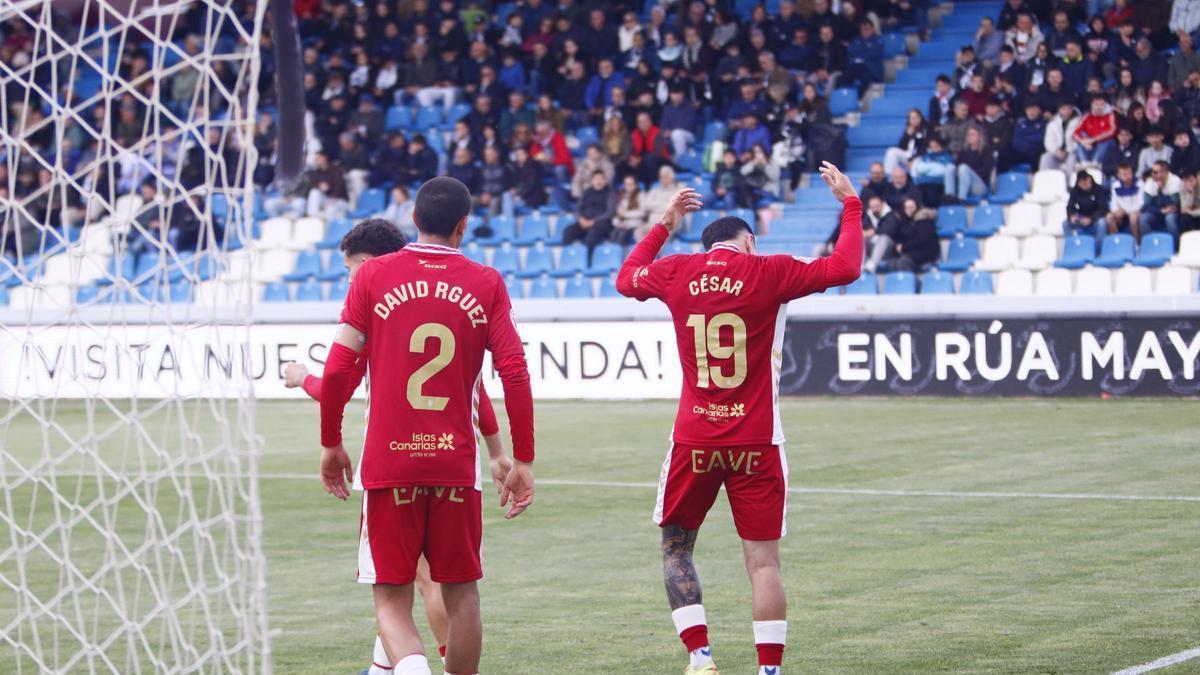 David Rodríguez y César Álvarez celebran un gol durante el pasado curso en Primera RFEF.