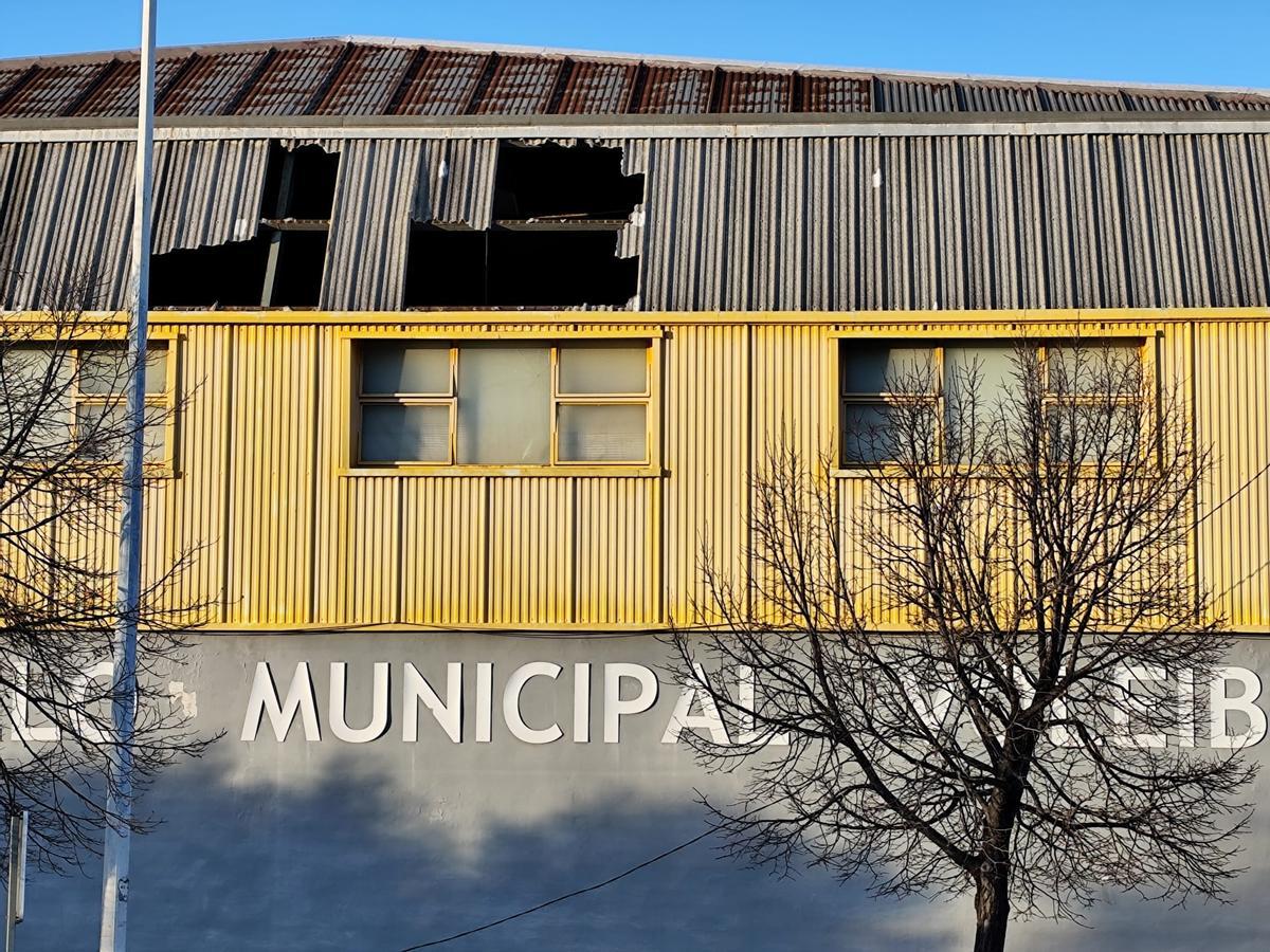 Desprendimientos en el techo del pabellón de voleibol de Xàtiva.