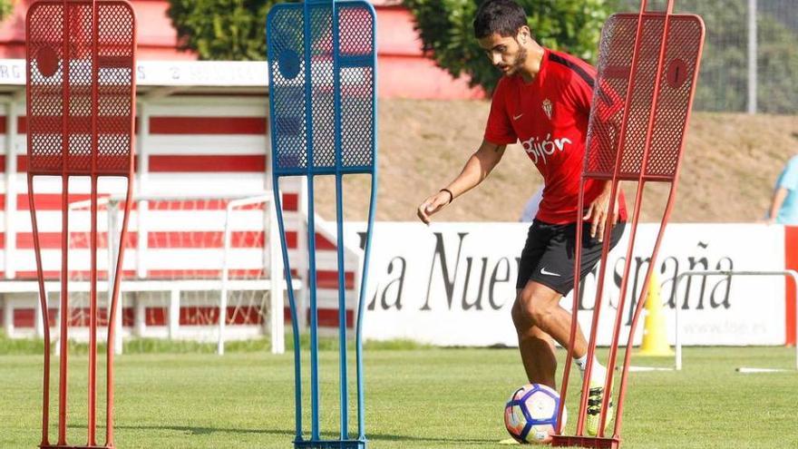 Nacho Cases conduce el balón durante el entrenamiento de ayer en Mareo.