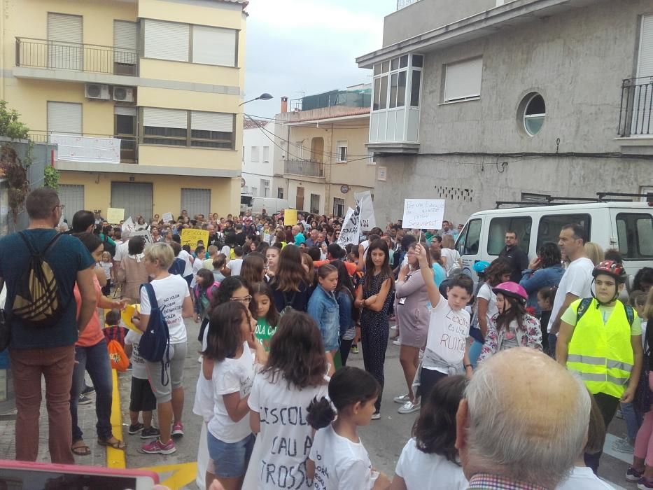 Protesta por el mal estado del colegio de la Font d'en Carròs