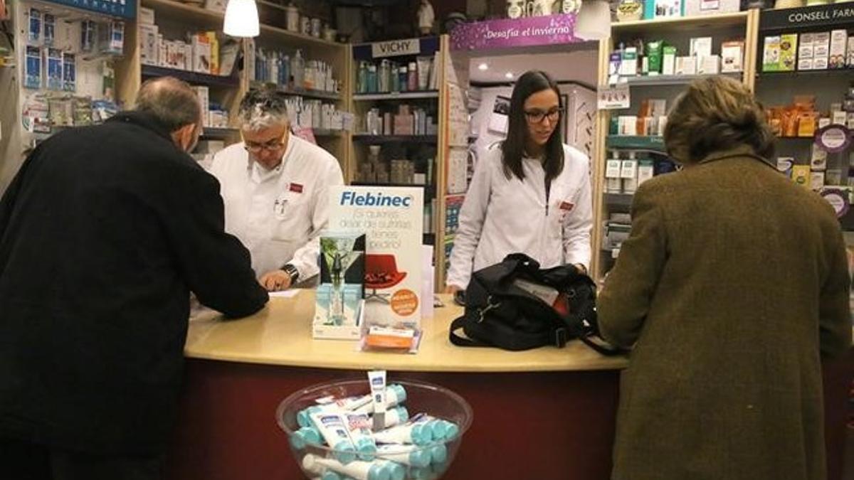 Francesc y Jordina, en el mostrador de la farmacia Marín, en la calle de Manila, en Pedralbes.