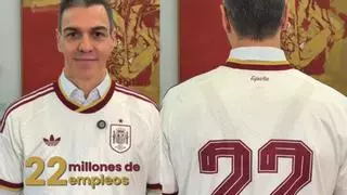 Pedro Sánchez anuncia los 22 millones de trabajadores en la Seguridad Social... ¡y con la camiseta de España!