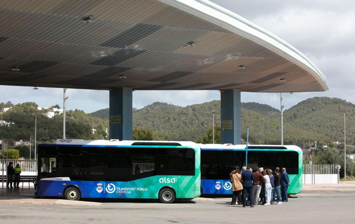 Los dos nuevos autobuses, ayer en la estación de Sant Antoni. | VICENT MARÍ