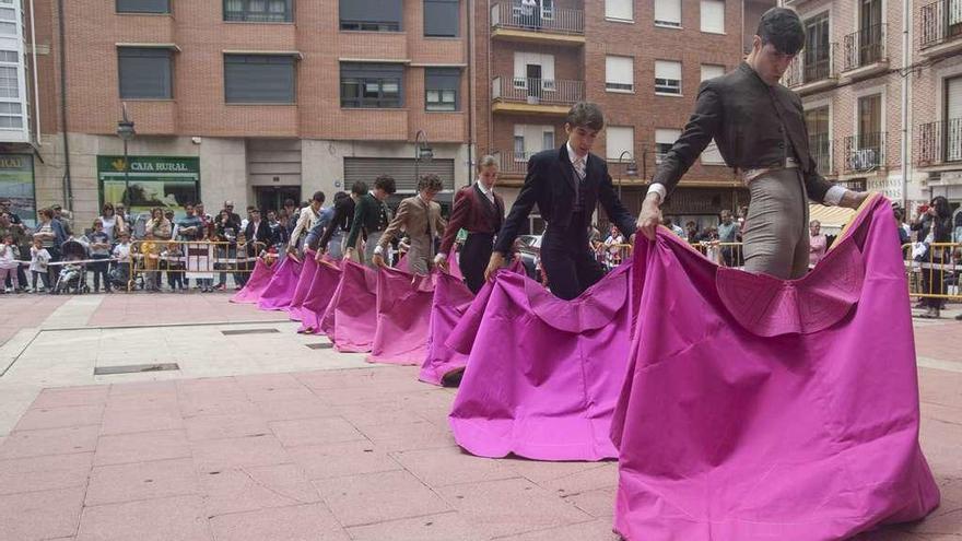 Alumnos de la Escuela de Tauromaquia en la plaza de La Madera.