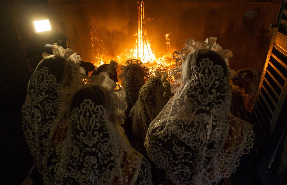 Alicante se rinde al fuego en su noche grande con la Cremà.