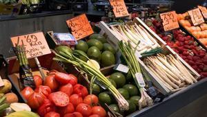 Puesto de fruta y verdura en un supermercado. 
