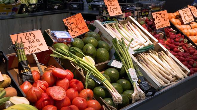 La OCU avisa sobre la cesta de la compra: estos son los alimentos que bajan y los que siguen disparados