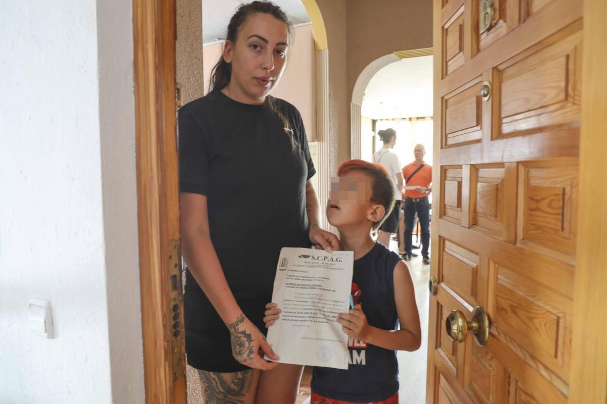 Un bebé se queda en la calle pese a que el Ayuntamiento de Alicante y la Generalitat tienen viviendas vacías Un bebé se queda en la calle pese a que el Ayuntamiento de Alicante y la Generalitat tienen viviendas vacías